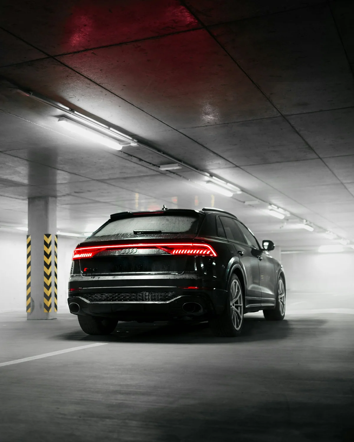 Ciemne Audi w betonowym garażu, fotografia Martina Katlera
