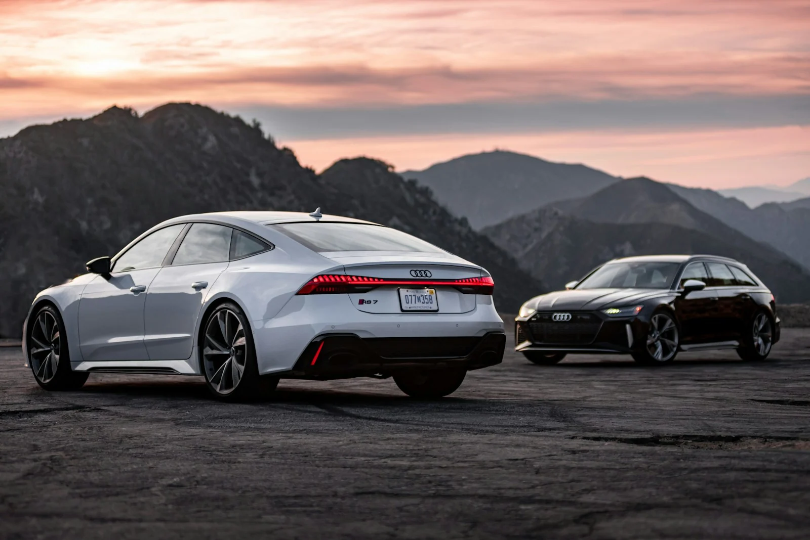 Dwa Audi RS7 w górskim krajobrazie przy zachodzie słońca, fotografia Tylera Clemmensena
