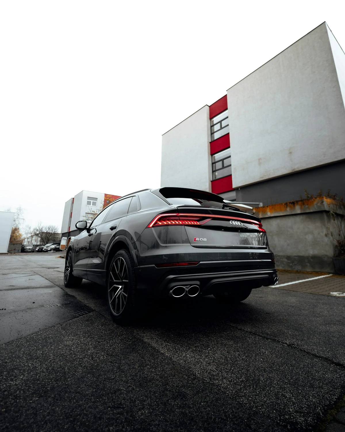 Srebrne Audi SQ8 przed industrialnym budynkiem, fotografia Martina Katlera