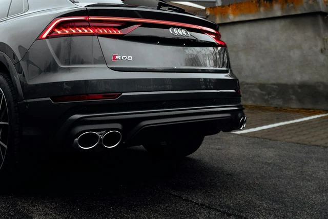 Detal tylnej klapy i lakieru Audi SQ8, fotografia poglądowa
