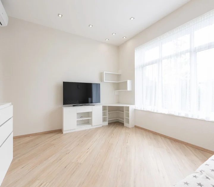 Fotografia inspiracyjna: biały mebel do przechowywania w salonie