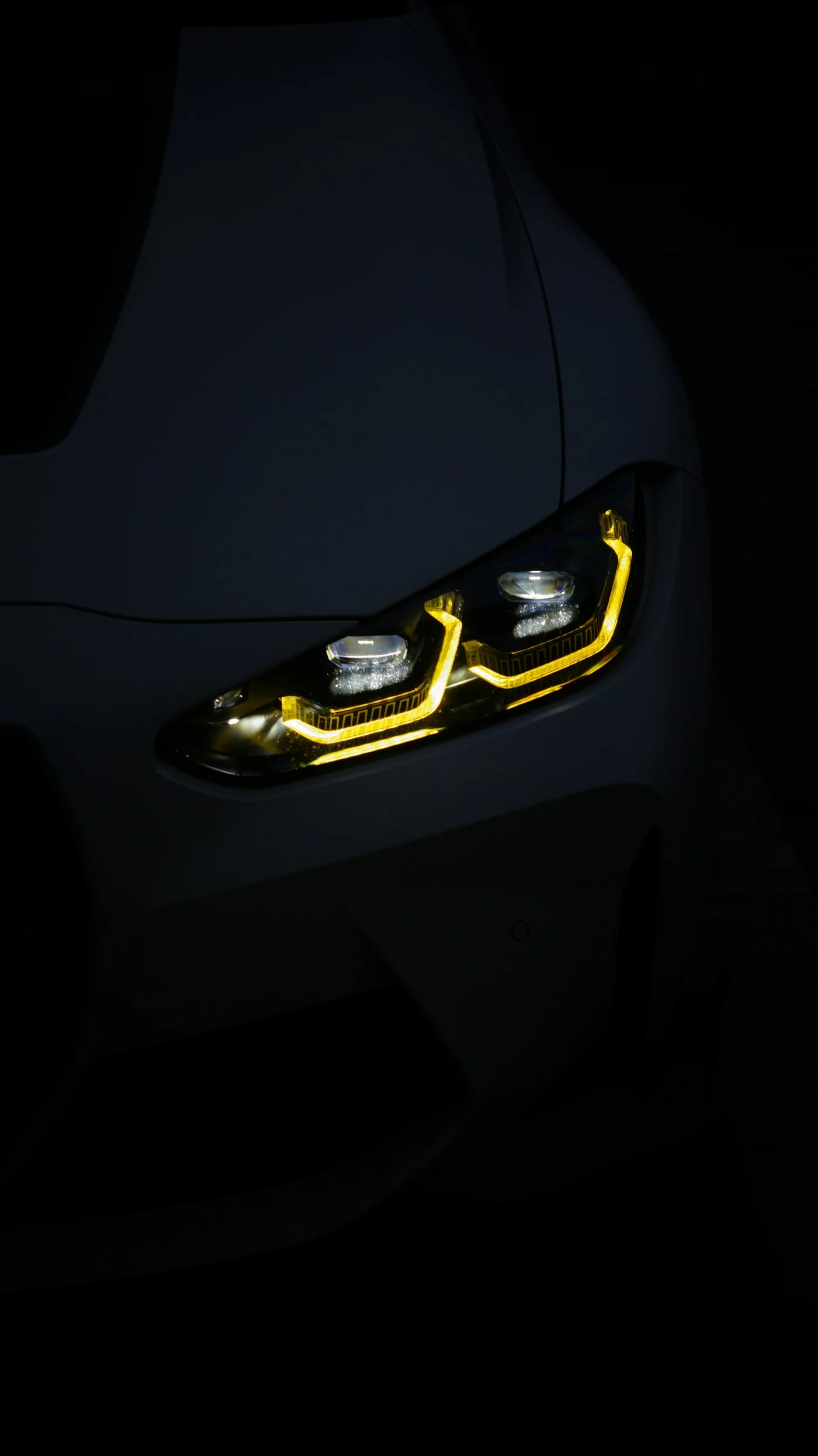Zbliżenie reflektorów prawdziwego BMW, fotografia poglądowa